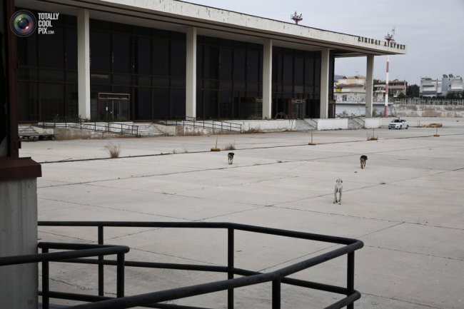 Прогулка по заброшенному международному аэропорту «Эллиникон» в Афинах