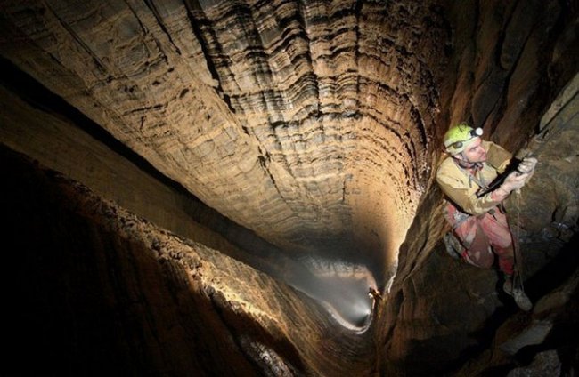 Экскурсия по самой глубокой пещере в мире