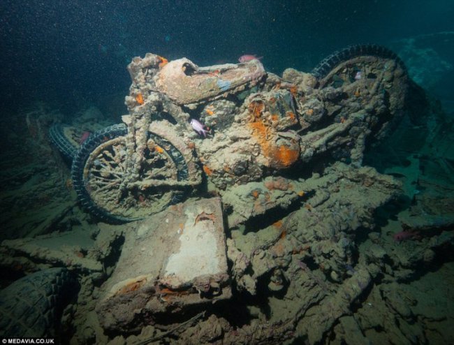 Классические автомобили и мотоциклы на дне моря