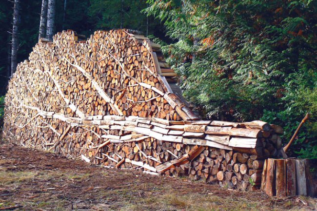 Как можно креативно сложить рубленые дрова