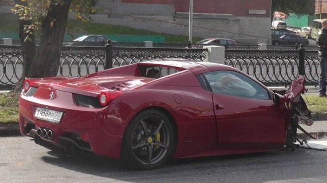 Летчик на Ferrari протаранил три автомобиля