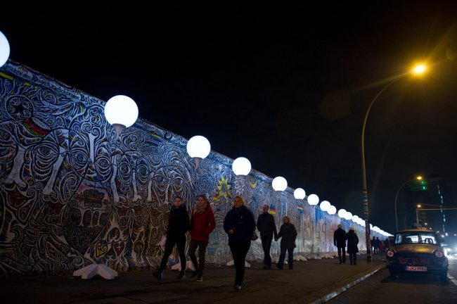 Светящаяся «Берлинская стена»