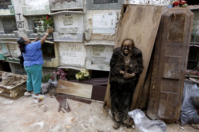 Чистильщики могил из Гватемалы