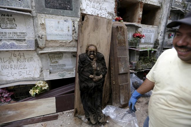 Чистильщики могил из Гватемалы