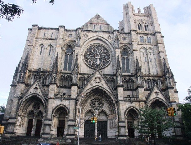 Великолепные здания церквей