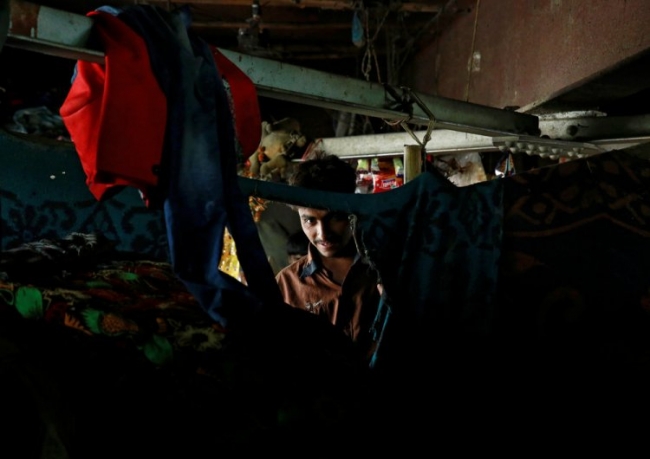 Кинотеатр для бедных под мостом в Индии