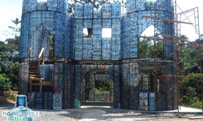 Симпатичные дома из пластиковых бутылок