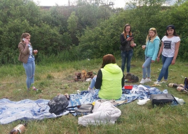 Белорусские девицы жарят шашлык