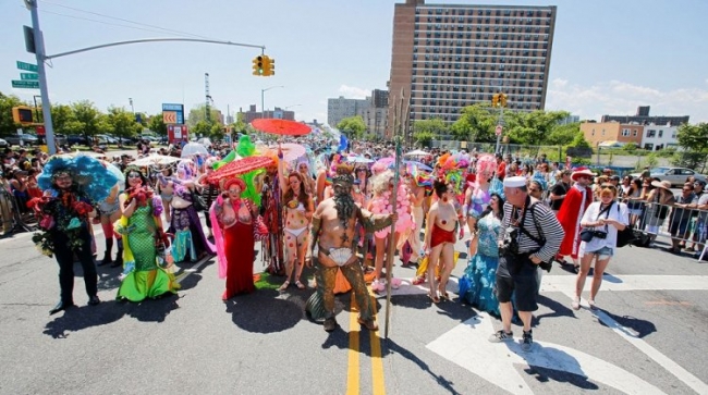 Ежегодный парад русалок в Бруклине