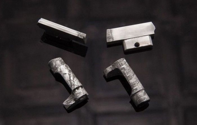 Американская оружейная компания Cabot Guns создала пистолеты из метеорита