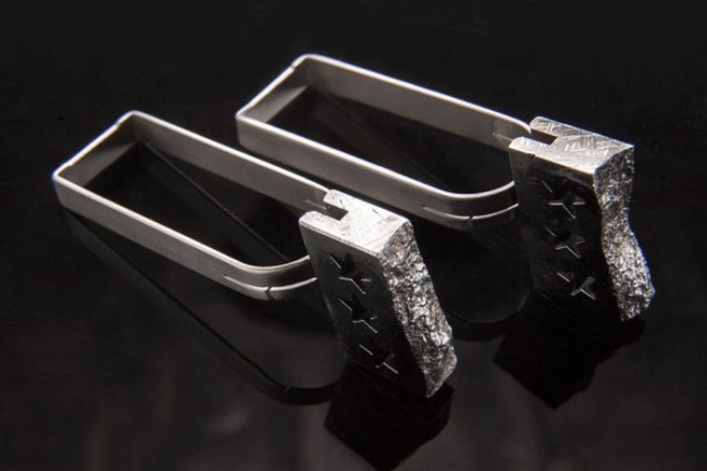 Американская оружейная компания Cabot Guns создала пистолеты из метеорита