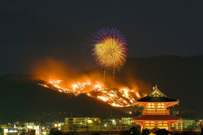 Ох уж эти восточные странности: зачем японцы каждый год поджигают гору