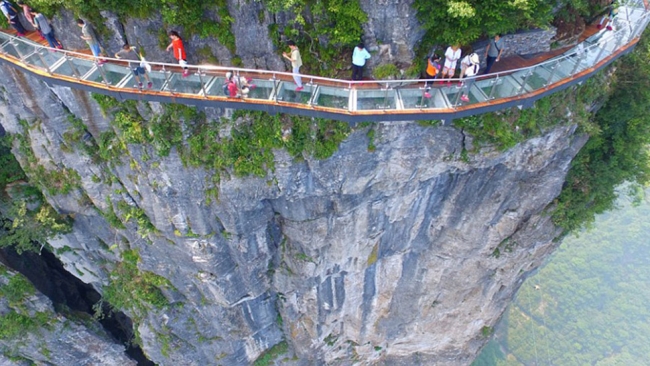 В Китае открыли новый стеклянный мост над бездной, который не каждый отважи ...