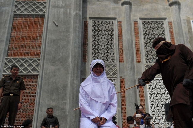 За свидание – розги: как исламисты карают прелюбодеев