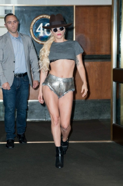 Леди Гага в коротеньких шортиках