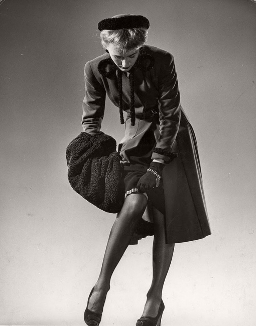 Винтажный гламур девушки в чулках 1940-1950-х