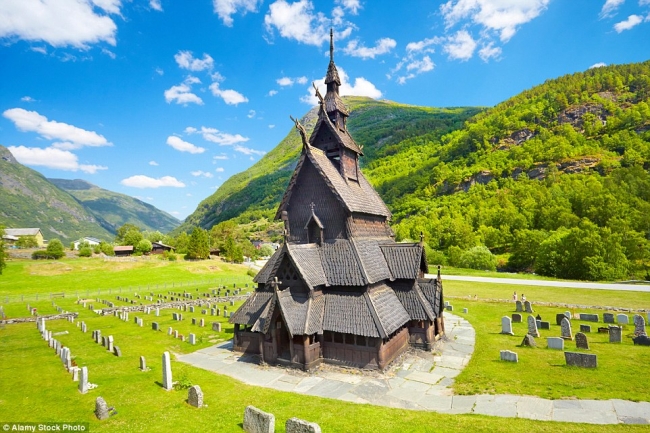 От подземных часовен до футуристических соборов: 15 самых необычных церквей мира