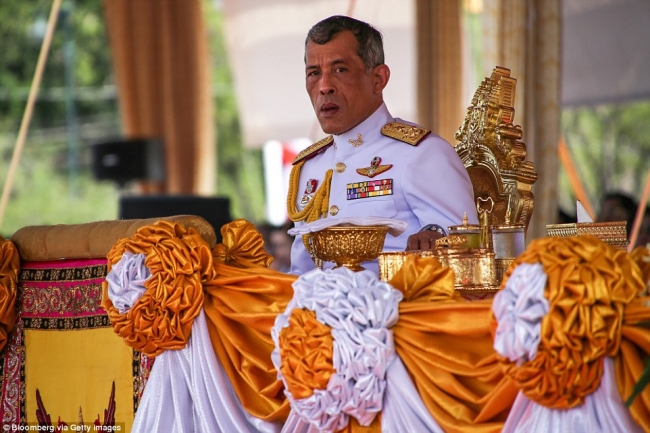 Черный день: жители Таиланда оплакивают смерть своего короля