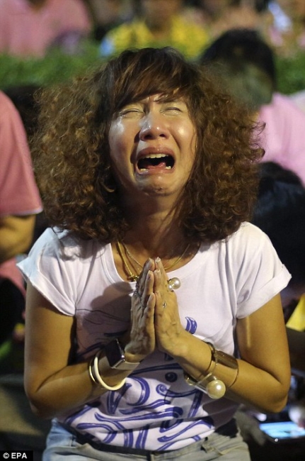 Черный день: жители Таиланда оплакивают смерть своего короля