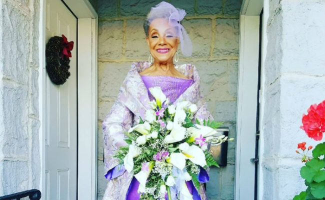 86-летняя бабушка вышла замуж в шикарном платье собственного дизайна