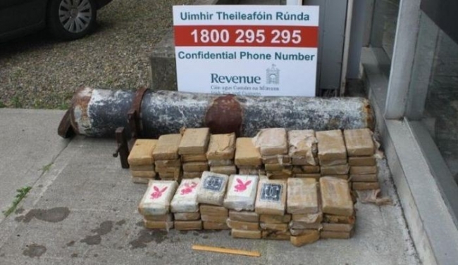 В Ирландии нашли выброшенную на берег трубу с кокаином на 5 млн евро (4 фот ...
