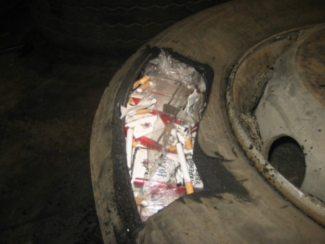 Контрабандисты спрятали сигары в очень неожиданном месте (16 фото)