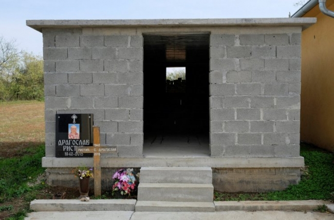 Коттеджи на кладбище Сербии