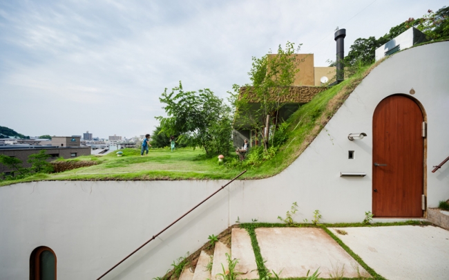 Жилой комплекс встроенный в землянной ландшафт Японии