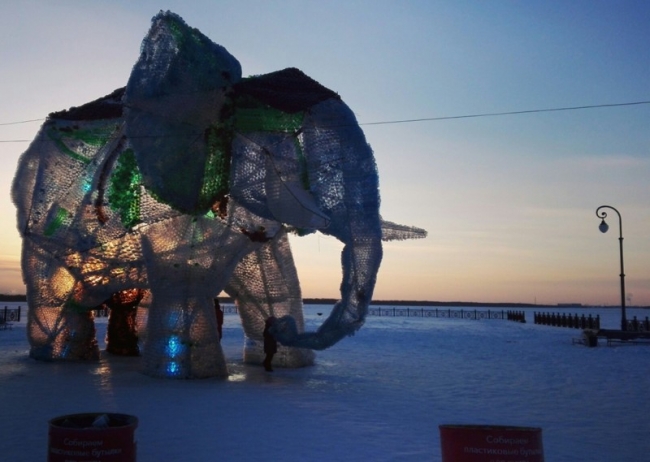 В Архангельске завершилось сооружение гигантского слона из пластиковых буты ...