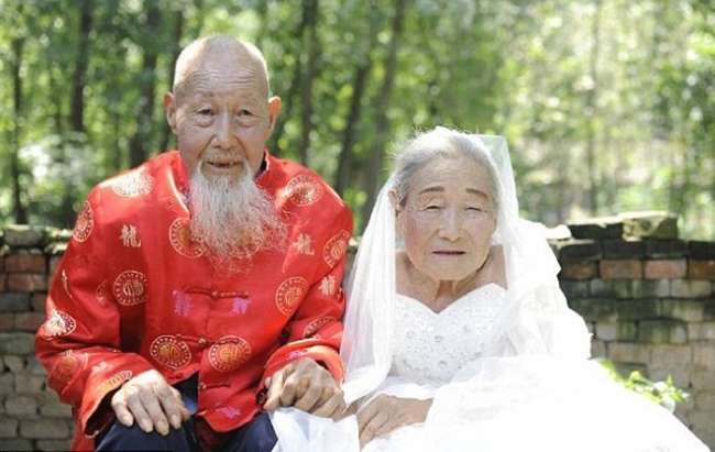 После 80 лет совместной жизни супружеская пара наконец-то сделала свадебную ...