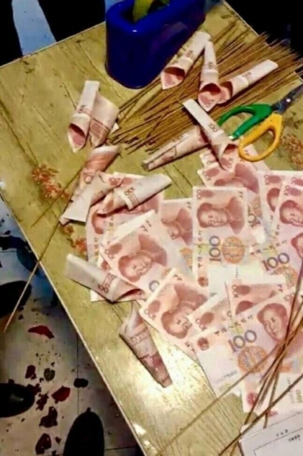 Китаец подарил девушке букет из денег