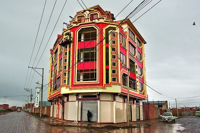 Красочные особняки в Боливийском городке Эль-Альто