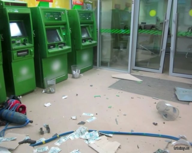 Злоумышленники взорвали банкомат в астраханском банке (4 фото)