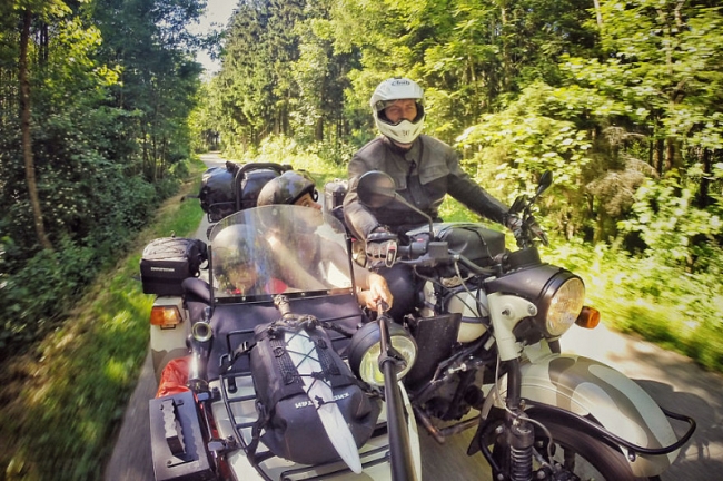 Румынский фотограф со своей семьёй проехал вокруг Европы на мотоцикле «Урал»