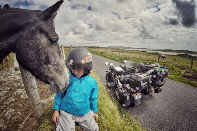 Румынский фотограф со своей семьёй проехал вокруг Европы на мотоцикле «Урал»