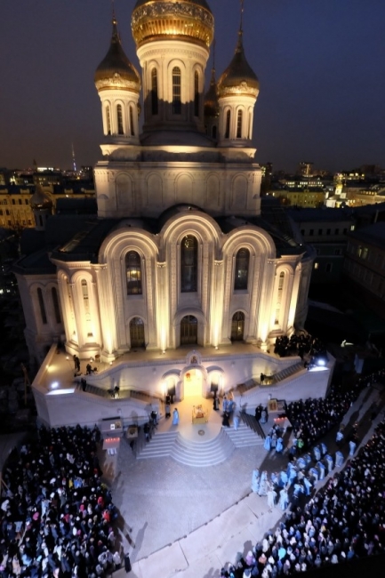 В новом храме Новомучеников и исповедников Российских на Лубянке прошла первая служба