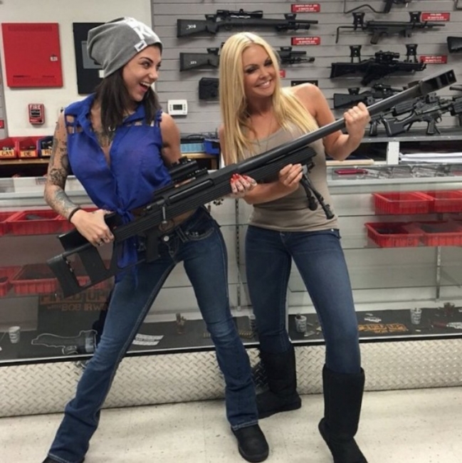 Горячие девушки с оружием