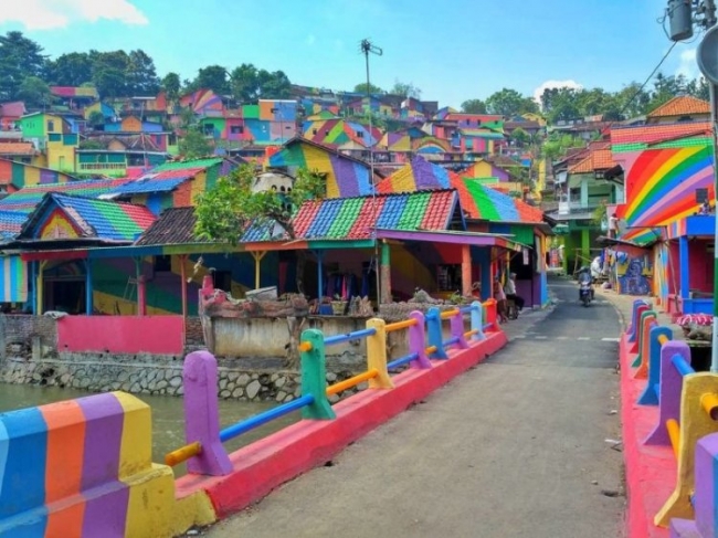 Красочная деревня Кампунг Пеланги в Индонезии