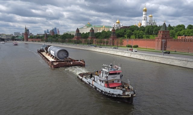 На Московский НПЗ из Петрозаводска по воде пришла колонна перегонки для Евр ...