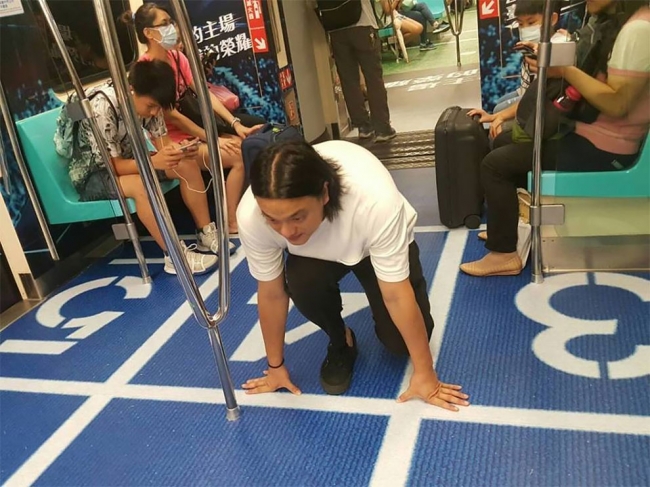 В столице Тайваня вагоны общественного транспорта выглядят как спортивные площадки