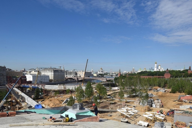 Ход строительства парков Ходынское поле и "Зарядье" в Белокаменной