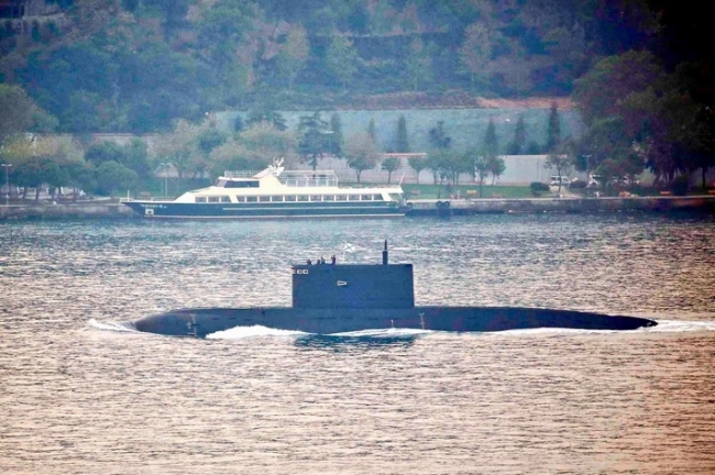 Подводная лодка Краснодар проходит Босфор