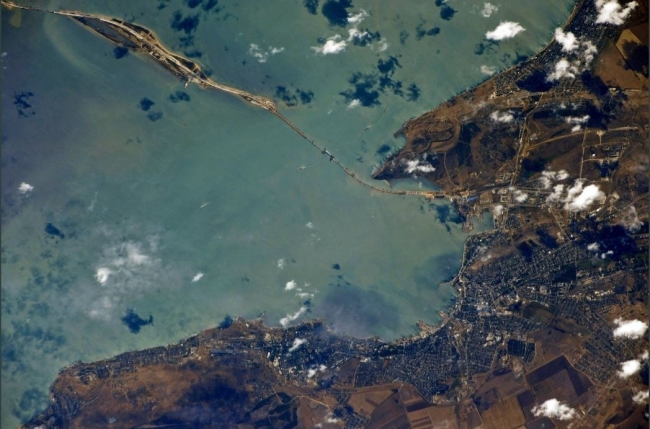 С орбиты МКС показали арку Крымского моста