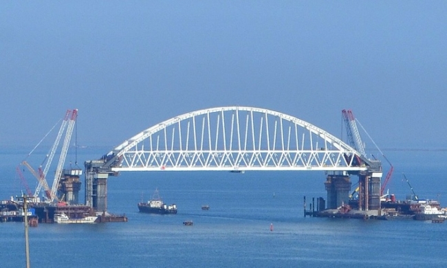 Установка ригелей на фарватерные опоры для автодорожной арки Крымского мост ...