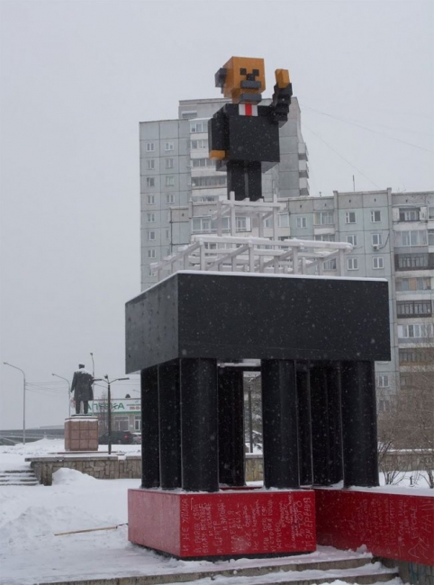 В Красноярске поставили памятник "пиксельному" Ленину из Minecraft