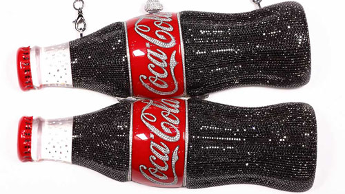 Сумочка в форме бутылки из-под Coca-Cola была признана самым экстравагантны ...