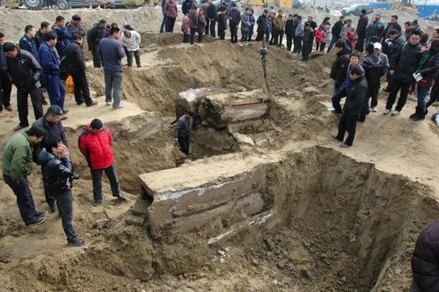 Дорожные рабочие из Китая раскопали гробницу (6 фото)