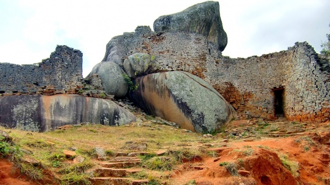 Это сооружение - одна из неразгаданных загадок африканского континента. Каменный комплекс