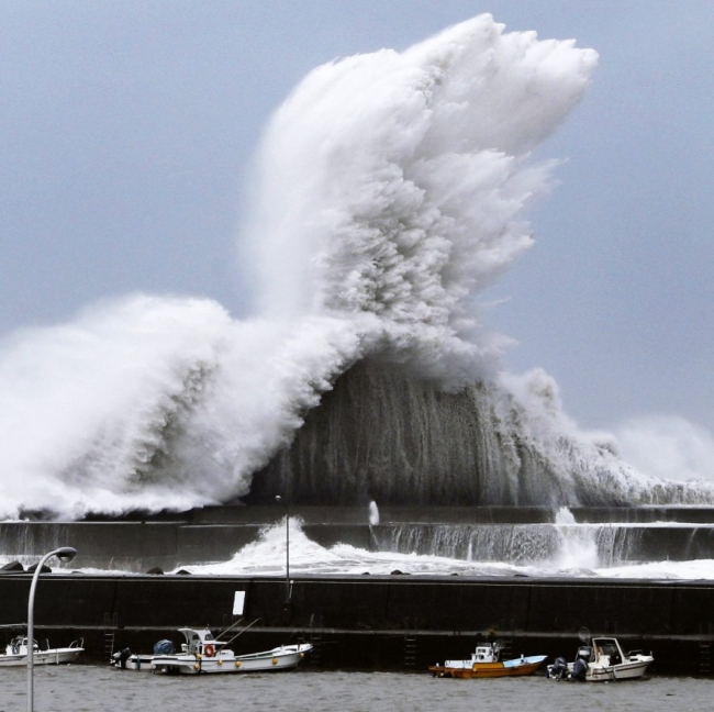 На Японию обрушился самый мощный за 25 лет тайфун