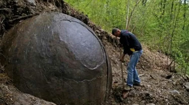 Ученый обнаружил в Боснии новый огромный каменный шар - След древних цивили ...